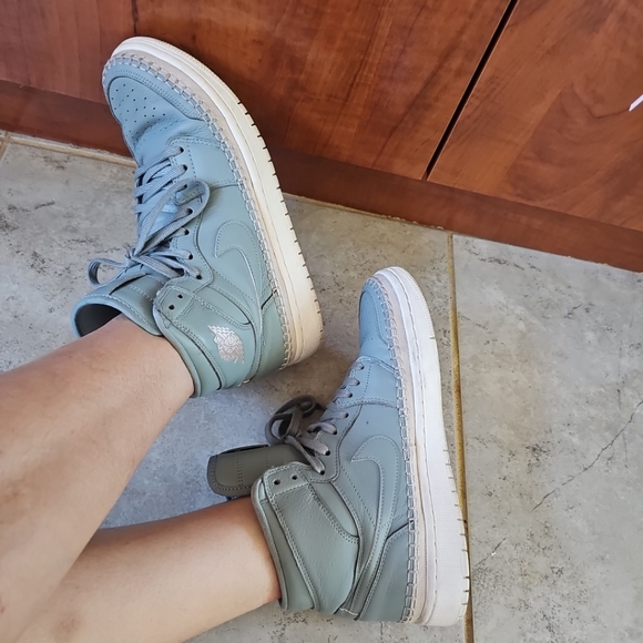 Jordan 1 Retro High Mica Green Women Size 9 - Picture 5 of 13